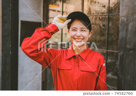 紅色連衫褲的年輕女子 74582760