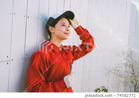 紅色連衫褲的年輕女子 74582772