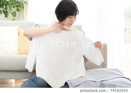 A woman who organizes unnecessary items 74582935