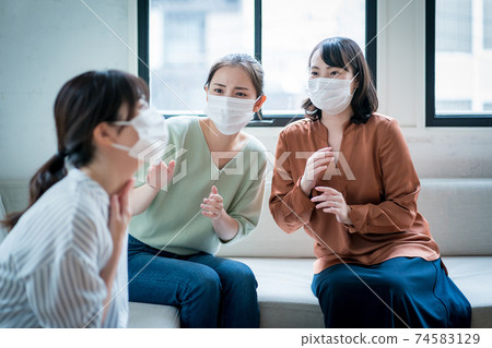一個抱怨喉嚨痛的朋友 74583129