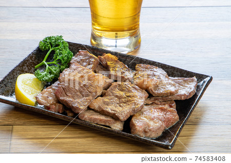 烤牛肋骨和啤酒 74583408