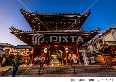 日本中山寺三門的夜景 日本中山寺三門的夜景 74583961