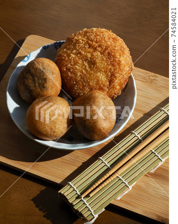 亞洲食品糯米甜甜圈和炸丸子 74584021