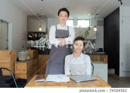 咖啡廳員工 74584562