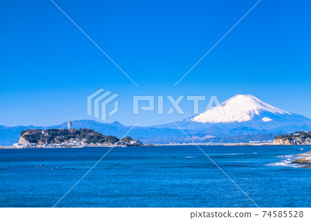《神奈川縣》眺望湘南海,江之島和富士山 《神奈川縣》眺望湘南海,江之島和富士山 74585528