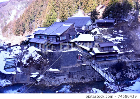 地獄谷溫泉橋的雪景 地獄谷溫泉橋的雪景 74586439
