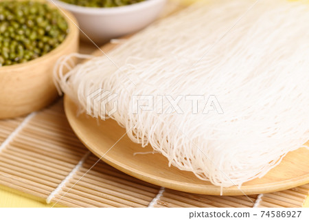 Dry glass noodles or cellophane noodles made from mung bean starch 74586927
