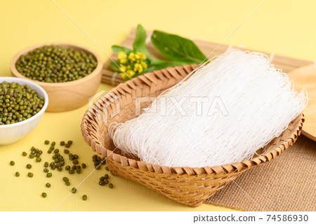 Dry glass noodles or cellophane noodles made from mung bean starch 74586930