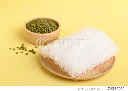 Dry glass noodles or cellophane noodles made from mung bean starch 74586931
