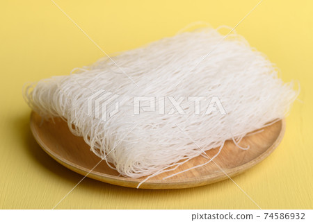 Dry glass noodles or cellophane noodles made from mung bean starch 74586932