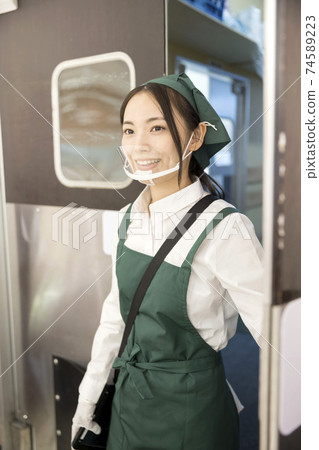 打開鞦韆門後，有老鼠盾的女店員從後院出來 74589223