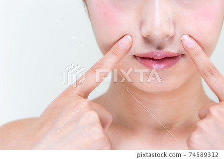 鼻唇溝/皮膚護理。 74589312