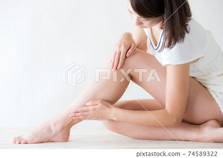 一個照顧她的雙腿的女人。 一個照顧她的雙腿的女人。 74589322