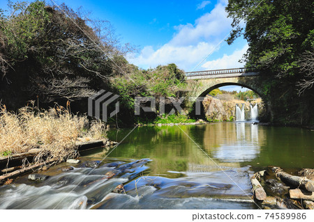 Jinshan Bridge and Itaki hands waterfall 74589986