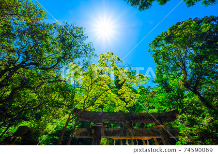 太陽牌坊和岩峰神社 74590069