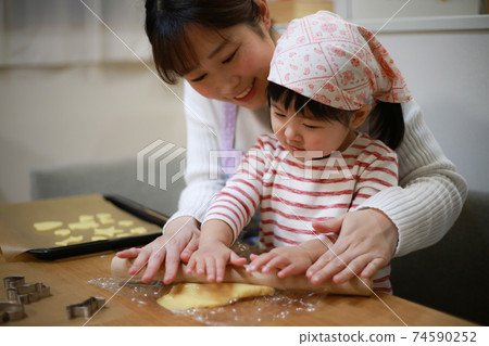 家長和孩子們製作糖果 74590252
