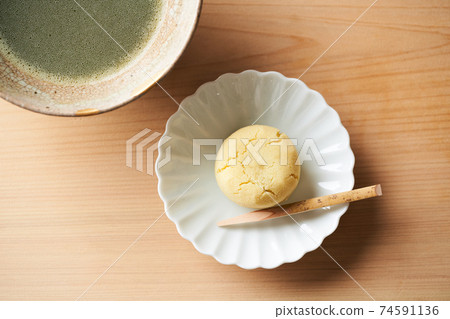 Japanese confectionery and green tea 74591136