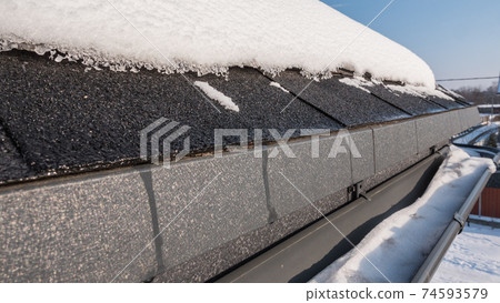 Snow on the roof and in the gutter. Engineering systems for drainage of melt water Snow on the roof and in the gutter. Engineering systems for drainage of melt water 74593579