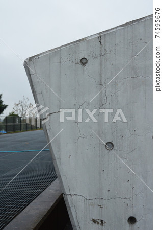 Concrete wall (Metropolitan area outline drainage path / Kasukabe city, Saitama prefecture) 74595676