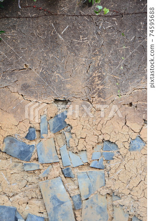 Tile embedded in the earthen wall (Kitsuki Castle Castle Town / Kitsuki, Kitsuki City, Oita Prefecture) Tile embedded in the earthen wall (Kitsuki Castle Castle Town / Kitsuki, Kitsuki City, Oita Prefecture) 74595688