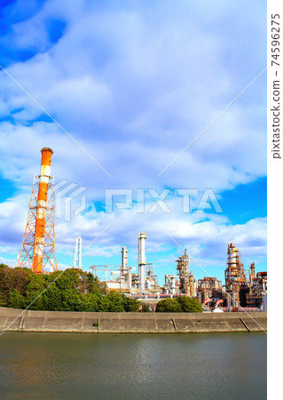 Scenery of Yokkaichi City, a complex of factory facilities Scenery of Yokkaichi City, a complex of factory facilities 74596275