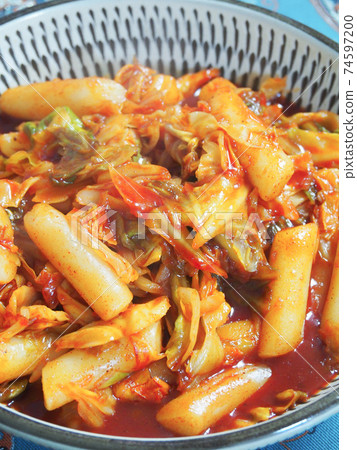 Stir-fried toppogi and cabbage 74597200