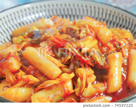 Stir-fried toppogi and cabbage 74597220