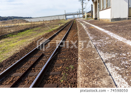 本地JR station_home,鐵軌和候車室 本地JR station_home,鐵軌和候車室 74598050