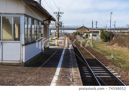 本地JR station_home,鐵軌和候車室 本地JR station_home,鐵軌和候車室 74598052