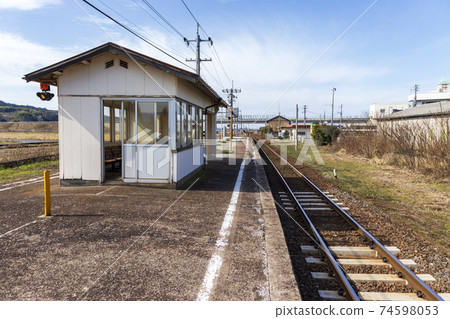 本地JR station_home,鐵軌和候車室 本地JR station_home,鐵軌和候車室 74598053