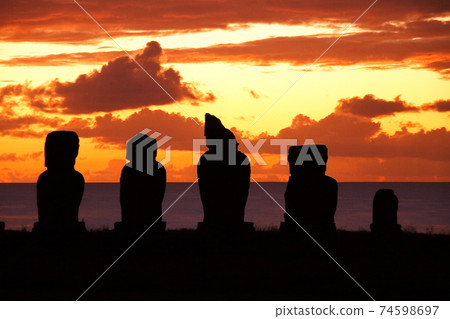 Moai Ahubaiuri在南太平洋復活節島上的塔海遺址 74598697
