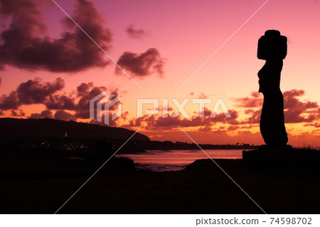 Moai Afkoterik和Hanga Roa村在南太平洋復活節島塔海遺址上點亮 74598702