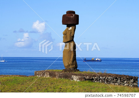 Moai Afkoterik在南太平洋復活節島的塔海遺址上 74598707