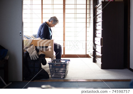 在房間裡沮喪的女高管 在房間裡沮喪的女高管 74598757