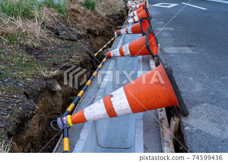 Side groove construction 74599436