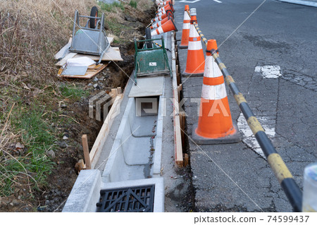 Side groove construction 74599437