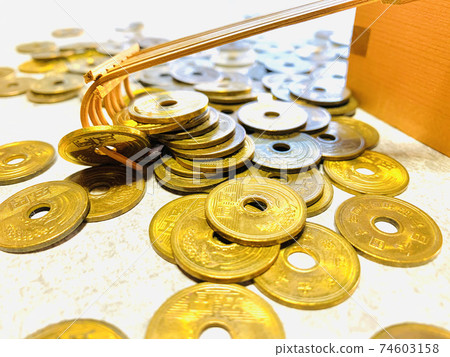 A rake that collects five yen coins A rake that collects five yen coins 74603158