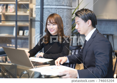 20多歲的男人和女人在共享空間中討論 74603204