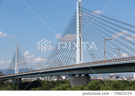 連接大阪市東淀川區和旭區的原城堡北大橋 連接大阪市東淀川區和旭區的原城堡北大橋 74603524