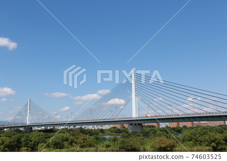連接大阪市東淀川區和旭區的原城堡北大橋 連接大阪市東淀川區和旭區的原城堡北大橋 74603525