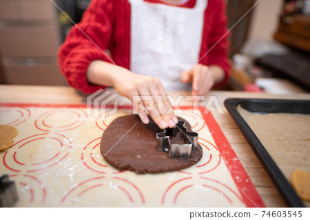 Kids making cookies 74603545