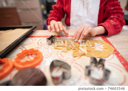 Kids making cookies 74603546
