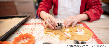 Kids making cookies 74603547