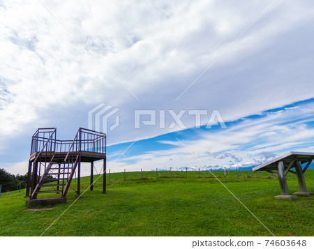 風景秀麗 藍天白雲的北海道十勝牧場天文台 照片素材 圖片 圖庫