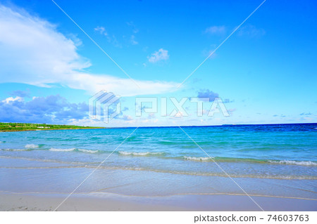 Clear sky and sea 74603763