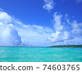 翡翠綠色的海洋和天空 74603765