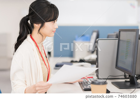 Business woman working in the office 74603880