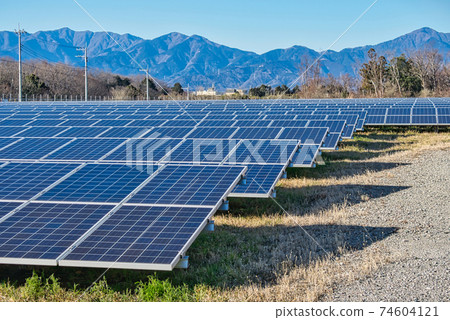 被群山和森林包圍的巨型太陽能發電廠 被群山和森林包圍的巨型太陽能發電廠 74604121