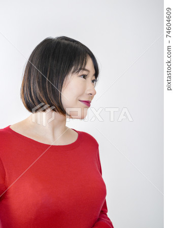 有短的突然移動的少婦 74604609