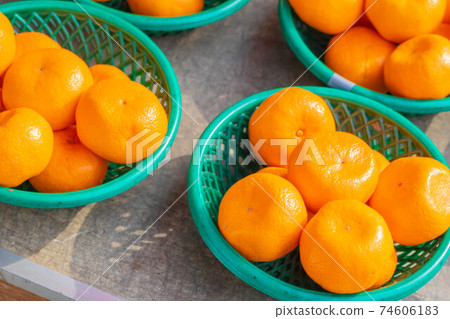 在籃子裡出售橘子 74606183